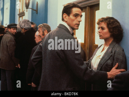 KAFKA (1991) JEREMY IRONS, THERESA RUSSELL KFK 018 Stock Photo