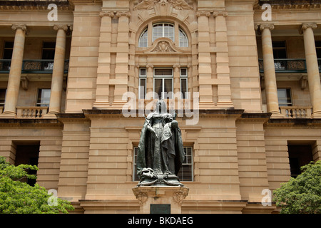 Statue of Queen Victoria and the Lands Administration Building in Queens Gardens in Brisbane, Queensland, Australia Stock Photo