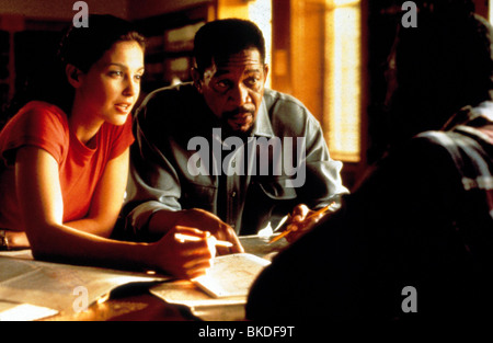 KISS THE GIRLS (1997) ASHLEY JUDD, MORGAN FREEMAN KTG 043 Stock Photo