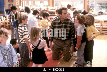 KINDERGARTEN COP (1990) ARNOLD SCHWARZENEGGER KNC 021 Stock Photo