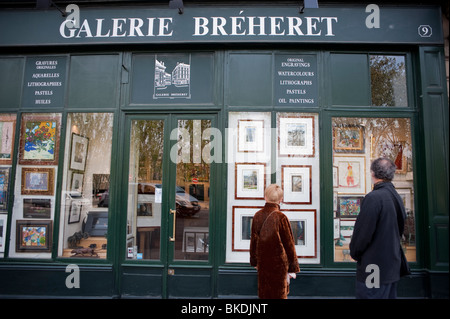 Paris, France, Couple, Window shopping at Picture Framing Store In Latin Quarter, 'Galerie Breheret', Outside Old French Shop Front ('Saint Germain des Prés') vintage paris Stock Photo