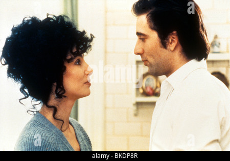 MOONSTRUCK (1987) CHER, NICOLAS CAGE MNS 004 Stock Photo