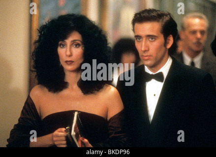 MOONSTRUCK (1987) CHER, NICOLAS CAGE MNS 010 Stock Photo