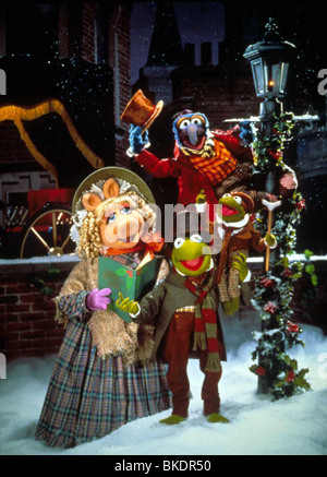 THE MUPPET CHRISTMAS CAROL (1992) MISS PIGGY, KERMIT THE FROG, GONZO, ROBIN THE FROG MCC 017 Stock Photo
