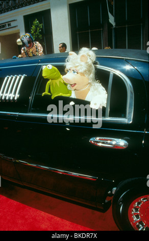 MUPPETS FROM SPACE (1999) KERMIT THE FROG, MISS PIGGY MUFS 018 Stock Photo