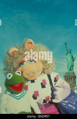 THE MUPPETS TAKE MANHATTAN (1984) KERMIT THE FROG, MISS PIGGY MTM 014 Stock Photo