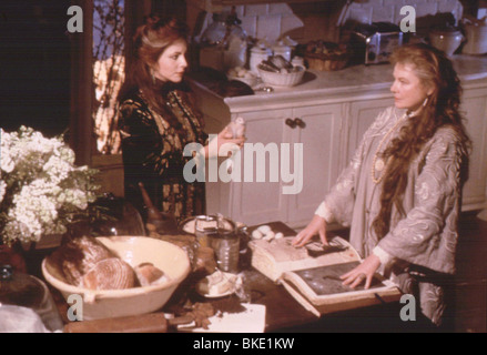 PRACTICAL MAGIC (1999) STOCKARD CHANNING, DIANNE WEIST PRMG 025 Stock Photo