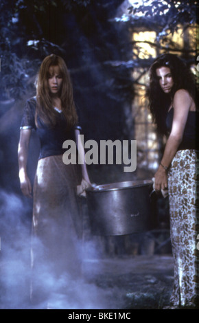 PRACTICAL MAGIC (1999) NICOLE KIDMAN, SANDRA BULLOCK PRMG 100 Stock Photo