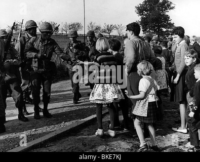 military, USA, army, infantry, soldiers of the 19th Infantry Regiment / 24th Division during the 'Ten Mile Meet the People Hike', near Augsburg, Germany, 16.10.1965, PFC Robert Brown handing sweets to German kids, Stock Photo