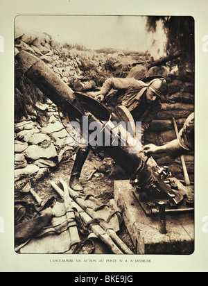 Belgian WWI soldier / gunner loading trench mortar with bomb at Diksmuide in West Flanders during First World War One, Belgium Stock Photo