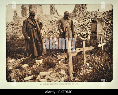 WW1 officers visiting improvised graves at the ruined village Bikschote in West Flanders during the First World War One, Belgium Stock Photo