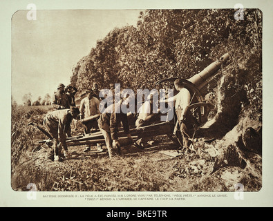 Belgian WW1 artillery soldiers / gunners firing cannon at battlefield ...