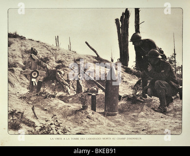 WW1 soldiers visiting temporary graves decorated with artillery shell at battlefield in Flanders during First World War, Belgium Stock Photo