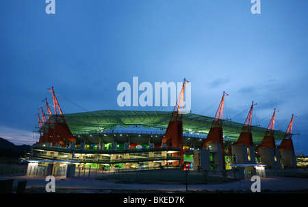 mbombela-stadium-at-night-showing-the-giraffe-like-structures-holding