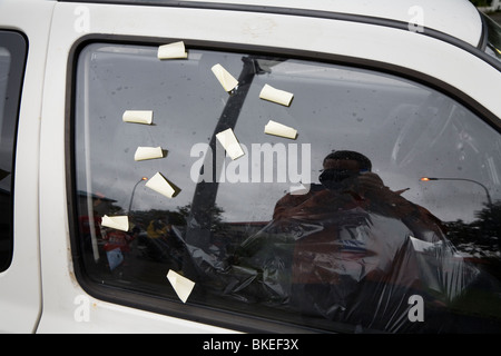 Post-it notes on a car window. 2008 Reykjavik marathon, Iceland Stock Photo
