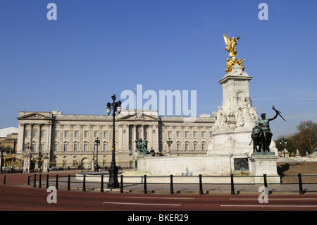 Queen Victoria Monument and Buckingham Palace, London, England, UK