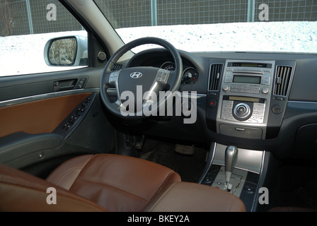 Hyundai ix35 2.0 CRDi 4x4 - 2010 - beige metallic - Korean compact SUV -  interior - dashboard, console, cockpit Stock Photo - Alamy