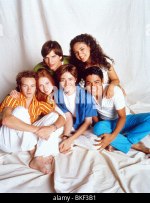 THAT 70'S SHOW (TV - 1998) DANNY MASTERSON, LAURA PREPON, ASHTON KUTCHER, TOPHER GRACE, MILA KUNIS, WILMER VALDERAMA T70S 002 Stock Photo