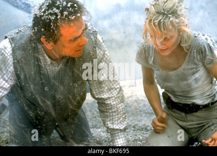 VOLCANO (1997) TOMMY LEE JONES, ANNE HECHE VOLC 090 Stock Photo