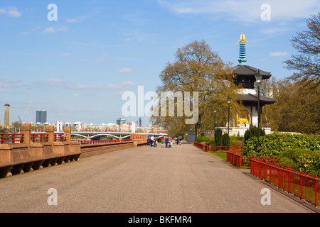 TEMPLE IN BATTERSEA PARK LONDON WITH THE CHELSEA BRIDGE IN THE BACKGROUND Stock Photo