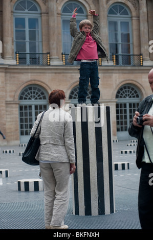 Palais Royale Gardens, Jardins, Children Playing in Park, 'Colonnes de  Buren' Modern Sculpture Installation, Paris, France, child standing front art 20th century Stock Photo