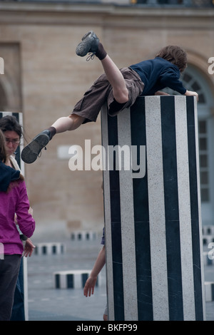 Palais Royale Gardens, Jardins, Children Playing in Park, Colonnes de  Buren Modern Sculpture Installation, Paris, France Stock Photo