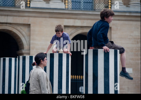 Palais Royale Gardens, Jardins, Children Playing in Park, 'Colonnes de  Buren' Modern Sculpture Installation, Paris, France, urban art, holiday  kids Stock Photo