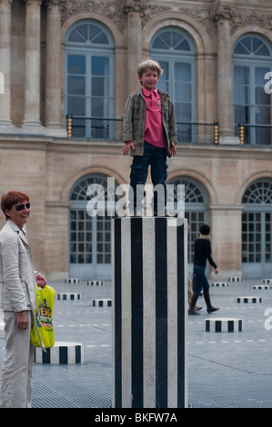 Palais Royale Gardens, Jardins, Children Playing in Park, 'Colonnes de  Buren' Modern Sculpture Installation, Paris, France, BOy standing Stock Photo