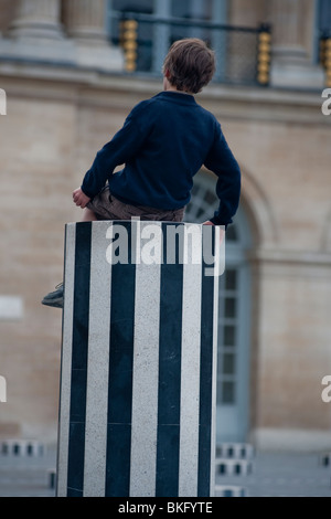 Palais Royale Gardens, Jardins, Children Playing in Park, Colonnes de  Buren Modern Sculpture Installation, Paris, France, child sitting from behind Stock Photo