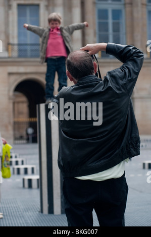 Palais Royale Gardens, Jardins, Children Playing in Park, 'Colonnes de  Buren' Modern Sculpture Installation, Paris, France, Dad Taking pictures child Stock Photo