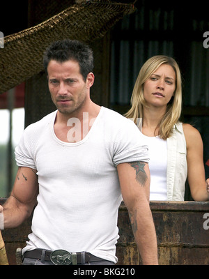 ANACONDAS: THE HUNT FOR THE BLOOD ORCHID (2004) JOHNNY MESSNER, KADEE STRICKLAND ACDS 001-10 Stock Photo