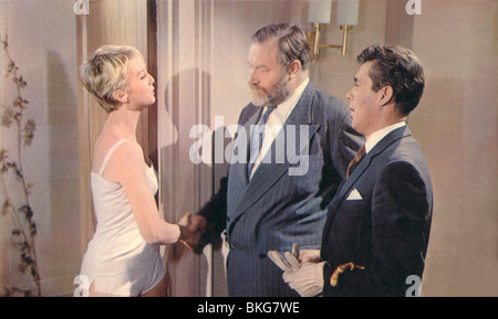 DOCTOR IN DISTRESS (1963) MYLENE DEMONGEOT, JAMES ROBERTSON JUSTICE, DIRK BOGARDE DID 007FOH Stock Photo