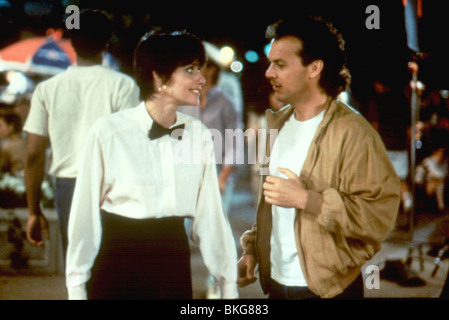 THE DREAM TEAM (1989) LORRAINE BRACCO, MICHAEL KEATON DRT 008 Stock Photo