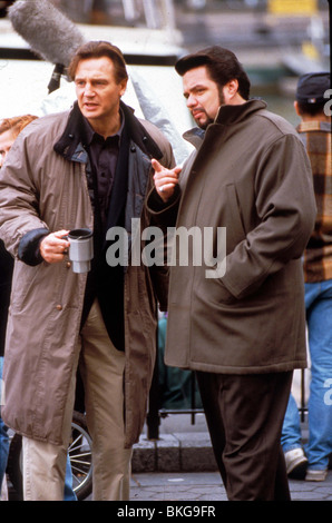 FILMING PRODUCTION (ALT) LOCATION (ALT) BEHIND THE SCENES (ALT) ON SET (ALT) O/S 'GUN SHY' (2000) WITH LIAM NEESON, OLIVER Stock Photo