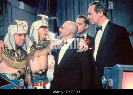 THE INTELLIGENCE MEN (1965) ERNIE WISE, ERIC MORECAMBE RANK INTM 001 Stock Photo