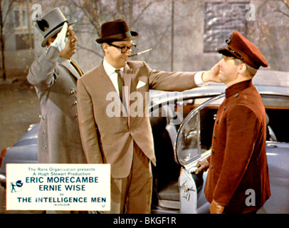 THE INTELLIGENCE MEN (1965) ERIC MORECAMBE, ERNIE WISE, ROBERT ASHER (DIR) RANK INTM 012 Stock Photo