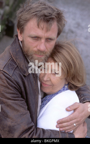 THE MOTHER (2003) DANIEL CRAIG, ANNE REID MTHE 001-030 Stock Photo