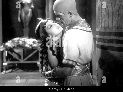 BORIS KARLOFF, ZITA JOHANN, THE MUMMY, 1932 Stock Photo - Alamy