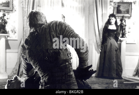 THE MUMMY (1959) CHRISTOPHER LEE, YVONNE FURNEAUX MUY 002P Stock Photo