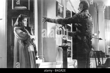 THE MUMMY (1959) CHRISTOPHER LEE, YVONNE FURNEAUX MUY 004P Stock Photo