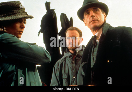 STEVEN SODERBERGH (DIR) O/S 'KAFKA' (1991) WITH THERESA RUSSELL, JEREMY IRONS STVS 017 Stock Photo