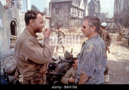 STEVEN SPIELBERG (DIR) O/S 'SAVING PRIVATE RYAN' (1998) WITH TOM HANKS, CAPTAIN DALE DYE (MILITARY ADVISOR) SVSG 084 Stock Photo