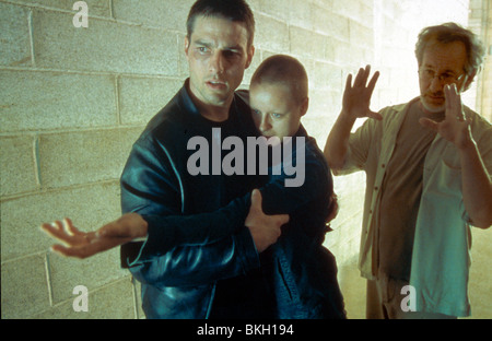 STEVEN SPIELBERG (DIR) O/S 'MINORITY REPORT' (2002) WITH TOM CRUISE, SAMANTHA MORTON SVSG 121 Stock Photo