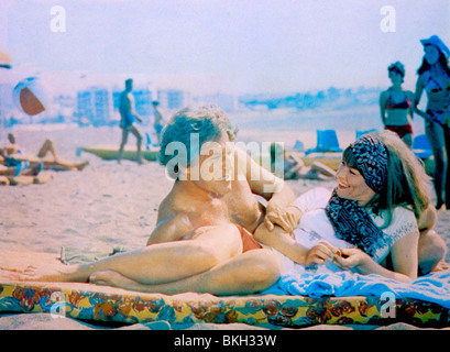 A TOUCH OF CLASS (1973) GEORGE SEGAL, GLENDA JACKSON TCHC 031 Stock Photo