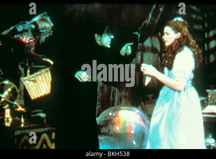 THE WIZARD OF OZ (1939) MARGARET HAMILTON, JUDY GARLAND WOZ 004 Stock Photo