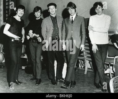 THE HOLLIES - UK group October 1966 from l: Allan Clarke, Graham Nash, Bobby Elliott, Tony Hicks, Bernie Calvert (new member) Stock Photo