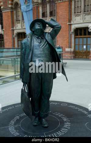 Si John Betjeman Statue St Pancras Railway Station London England Stock Photo