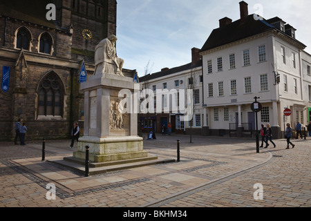 Johnson Birthplace Museum and Statue of Dr Samuel Johnson in the Market Square, Lichfield, Staffordshire. Stock Photo