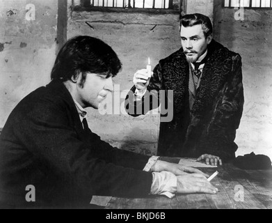 THE FIXER (1968) ALAN BATES, DIRK BOGARDE FXER 001P Stock Photo