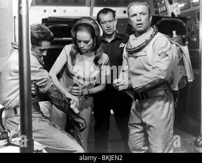 THE GREEN SLIME (1969) LUCIANA PALUZZI, RICHARD JAECKEL GSLM 004P Stock Photo